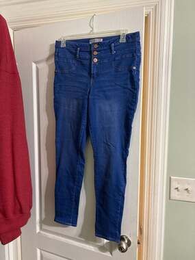 No Boundaries High-Rise 3-Button Skinny Jeans Size 17